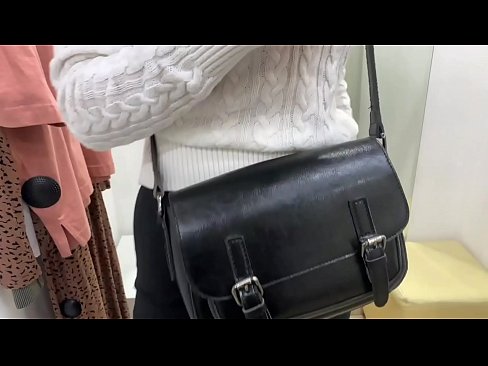 ❤️ Publika masturbado de juna hundino FeralBerry kun dildo en la vestoĉambro Kvalita sekso ĉe ni % eo.analpics.ru%